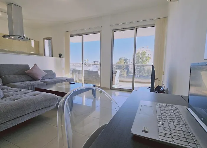 Stay White Petals Apartment